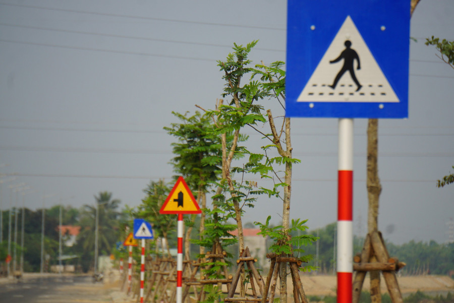 Biển báo trên tuyến đường Tuyên Sơn - Túy Loan. Ảnh: Hoàng Vinh.
