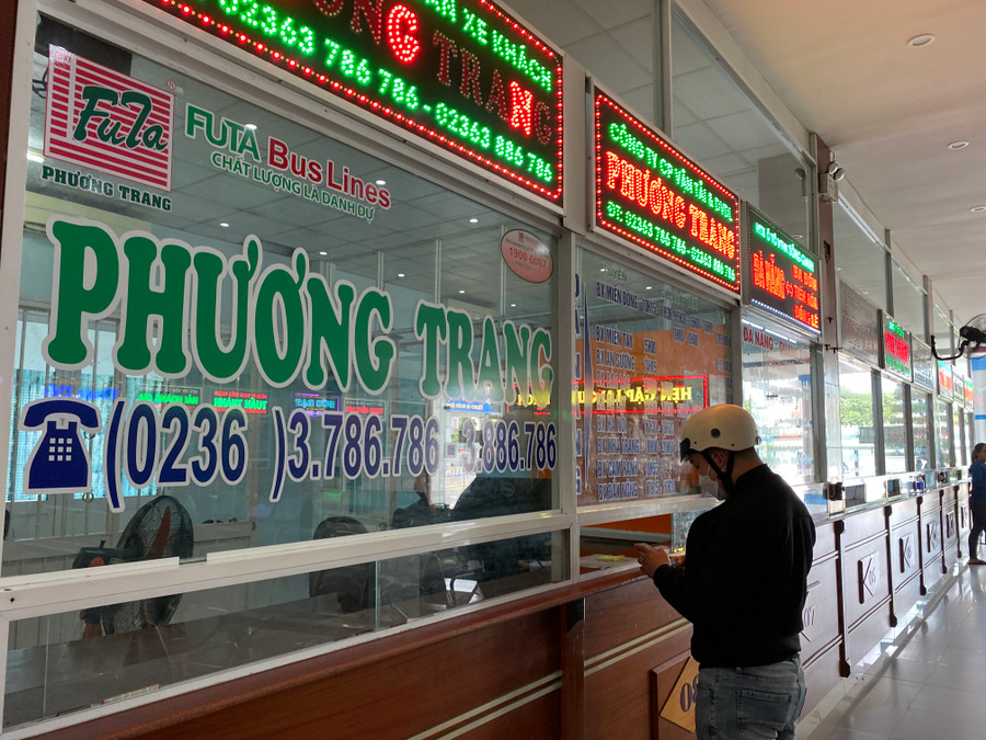 Khách đến mua vé xe. Ảnh: Hoàng Vinh.