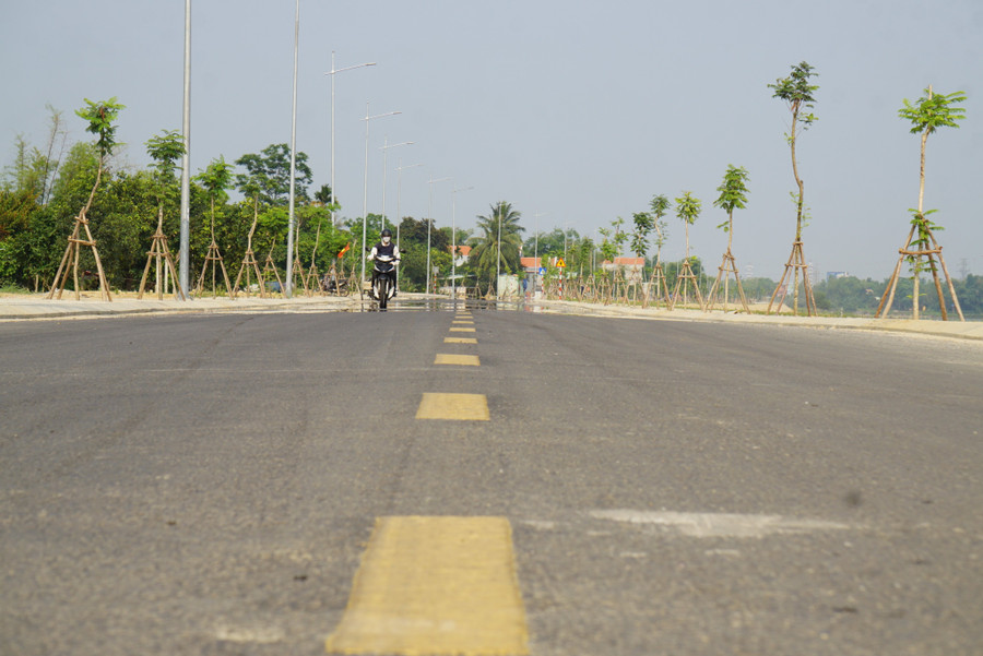 Mặt đường đã được thảm nhựa và sơn vạch kẻ đường. Ảnh: Hoàng Vinh.