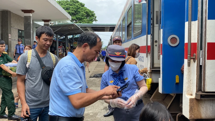 Hành khách lên tàu SE6. Ảnh: Hoàng Vinh. 