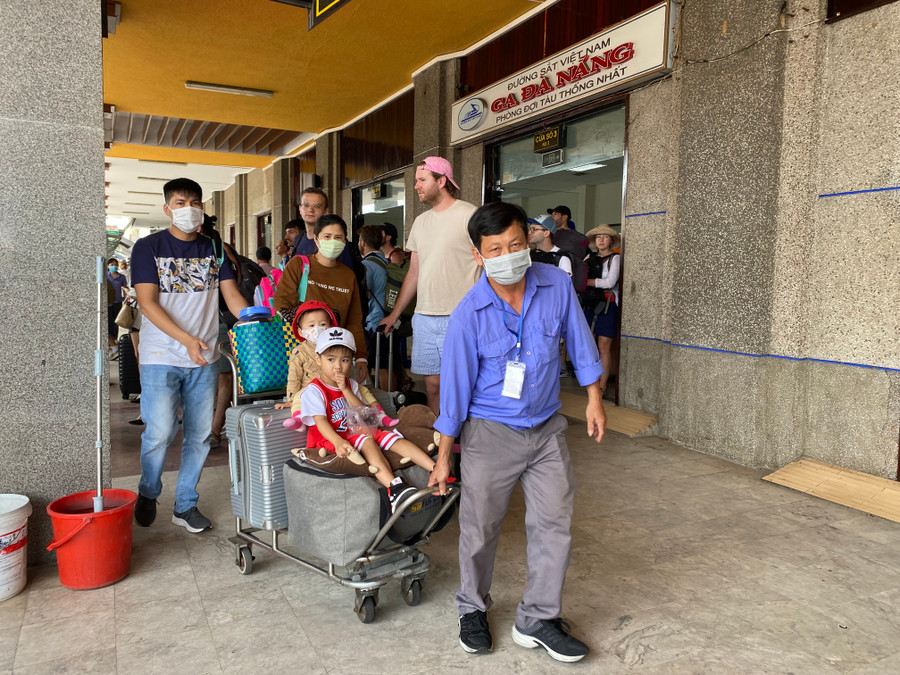 Người dân ra tàu về quê. Ảnh: Hoàng Vinh.