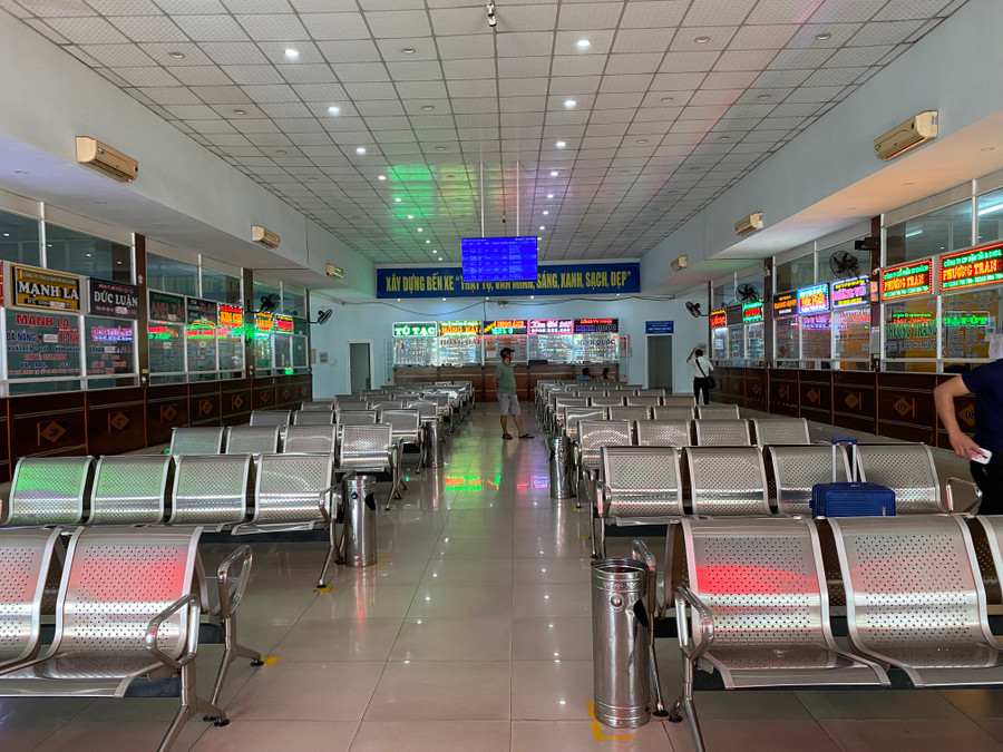Khu vực bán vé ở bến xe Đà Nẵng vắng khách. Ảnh: Hoàng Vinh.