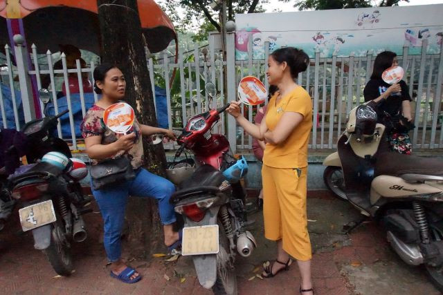 Chờ con trước trường thi.