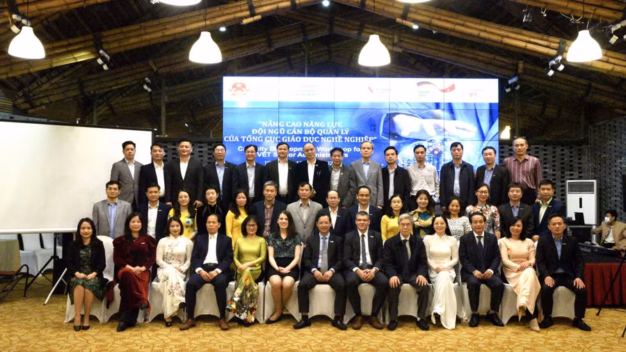 Các đại biểu chụp ảnh lưu niệm