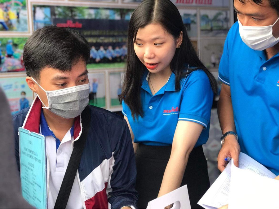 Các công ty, đơn vị tuyển dụng tư vấn thông tin cho sinh viên Trường Đại học Bách khoa (Đại học Đà Nẵng). Các công ty, đơn vị tuyển dụng tư vấn thông tin cho sinh viên Trường Đại học Bách khoa (Đại học Đà Nẵng).