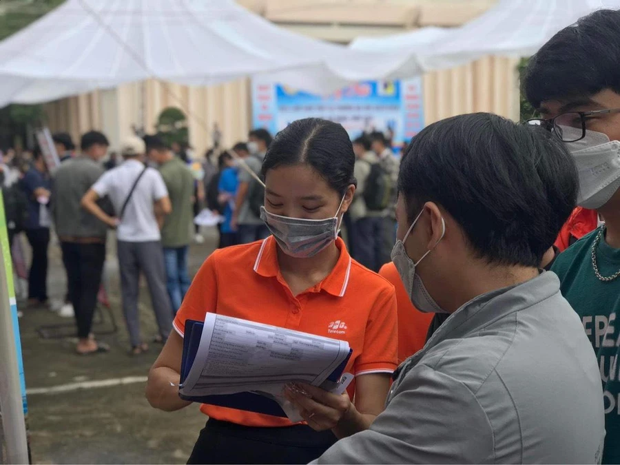 Các ứng viên nghiên cứu hồ sơ tại các chương trình "Ngày hội việc làm".