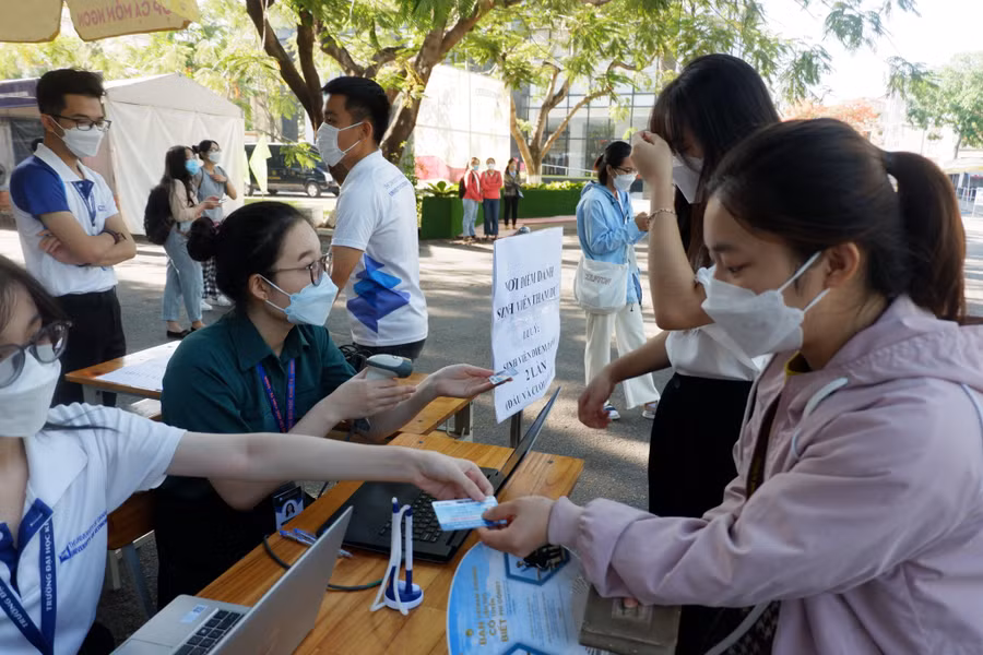 Các đơn vị tuyển dụng "mang" việc làm đến với các sinh viên năm cuối.
