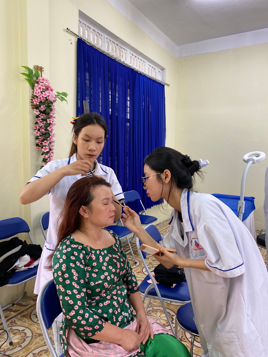 Các em sinh viên ngành Tạo mẫu chăm sóc sắc đẹp make-up, tạo mẫu tóc cho phụ nữ. Các em sinh viên ngành Tạo mẫu chăm sóc sắc đẹp make-up, tạo mẫu tóc cho phụ nữ.