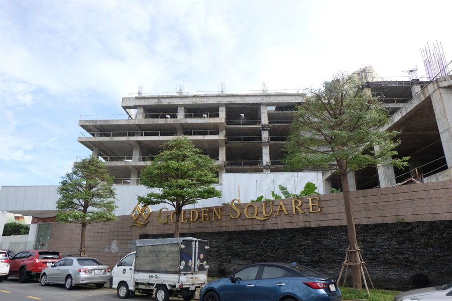 Dự án Golden Square của Công ty CP Địa ốc Đông Á có diện tích 10.664m2 nằm tại vị trí 4 mặt tiền trên tuyến đường Phạm Hồng Thái - Nguyễn Chí Thanh - Nguyễn Thái Học - Yên Bái. Dự án được UBND TP Đà Nẵng cấp giấy chứng nhận đầu tư năm 2008.