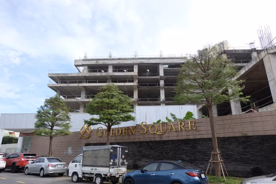 Dự án Golden Square của Công ty CP Địa ốc Đông Á có diện tích 10.664m2 nằm tại vị trí 4 mặt tiền trên tuyến đường Phạm Hồng Thái - Nguyễn Chí Thanh - Nguyễn Thái Học - Yên Bái. Dự án được UBND TP Đà Nẵng cấp giấy chứng nhận đầu tư năm 2008.