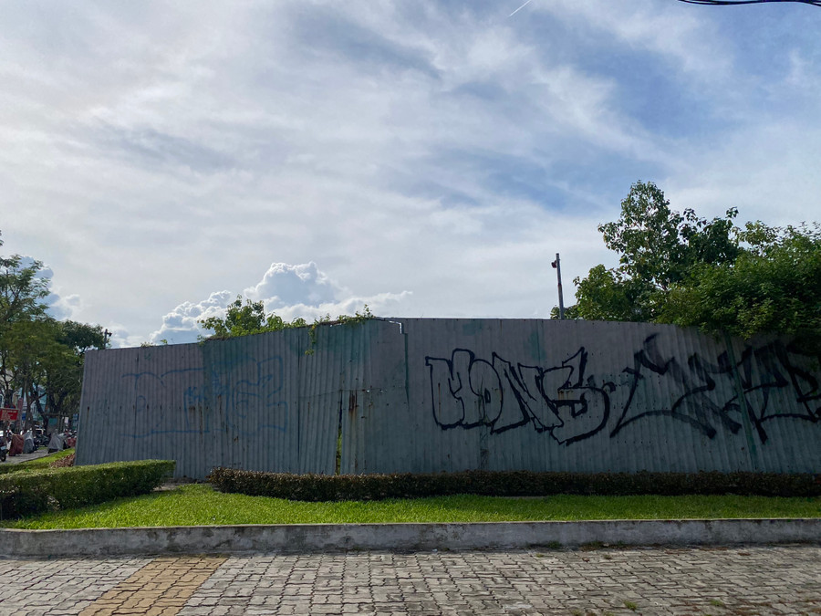 Hoặc TP sẽ giao Sở TNMT tiến hành thủ tục đấu giá tài sản trên đất và đất để triển khai dự án theo đúng mục đích sử dụng đất và quy hoạch mới được duyệt.