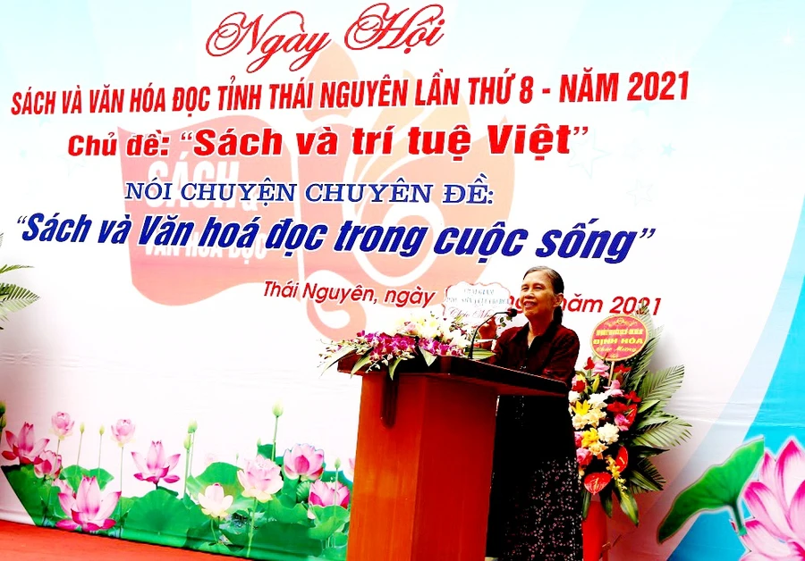 TS. Bùi Trân Phượng, diễn giả khách mời giao lưu với các em học sinh tại chương trình.