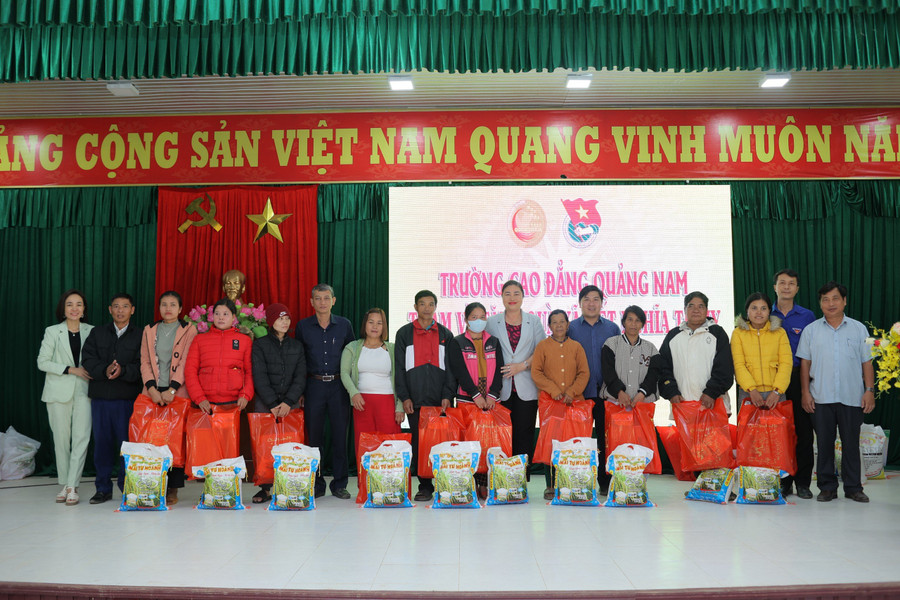 Tặng quà cho các gia đình có hoàn cảnh khó khăn tại xã biên giới Tr'Hy. Tặng quà cho các gia đình có hoàn cảnh khó khăn tại xã biên giới Tr'Hy.