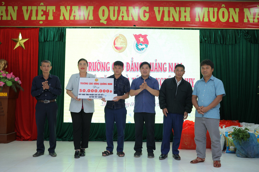Trường Cao đẳng Quảng Nam trao biểu trưng số tiền xây nhà tình nghĩa cho xã Tr'Hy. Trường Cao đẳng Quảng Nam trao biểu trưng số tiền xây nhà tình nghĩa cho xã Tr'Hy.