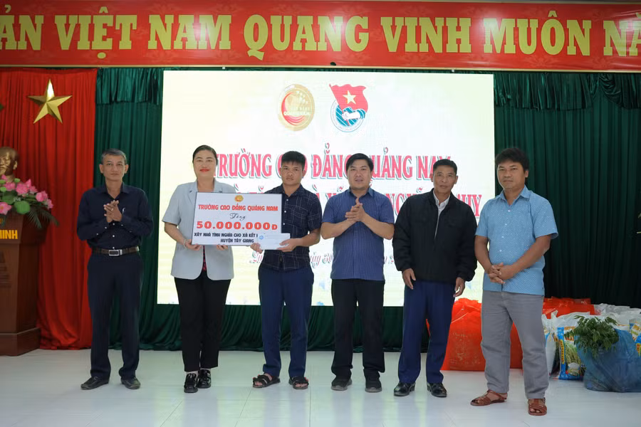 Trường Cao đẳng Quảng Nam trao biểu trưng số tiền xây nhà tình nghĩa cho xã Tr'Hy.