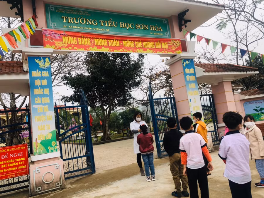 Học sinh trở lại trường thực hiện nghiêm các quy định về an toàn phòng, chống dịch Covid-19.