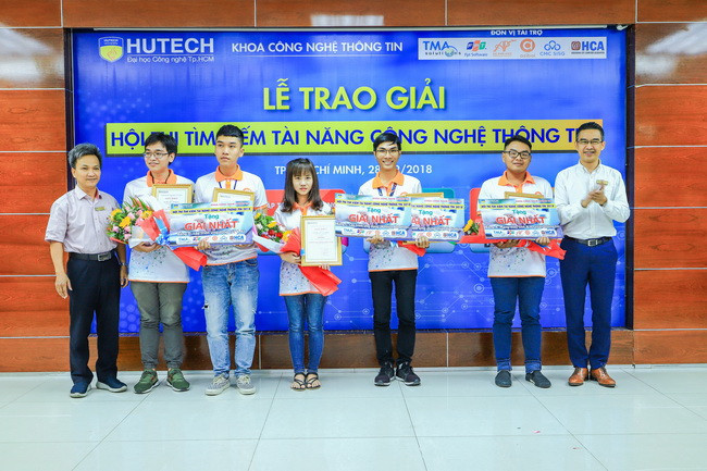 Ban tổ chức trao giải Nhất cuộc thi cho các thí sinh tài năng CNTT. Ban tổ chức trao giải Nhất cuộc thi cho các thí sinh tài năng CNTT.