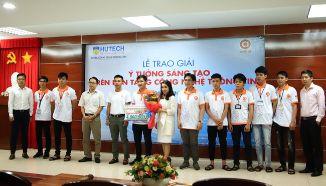 Đại diện đơn vị tài trợ và ban giám khảo chụp hình với các thí sinh tham dự cuộc thi ý tưởng sáng tạo nền tảng CNTT. Đại diện đơn vị tài trợ và ban giám khảo chụp hình với các thí sinh tham dự cuộc thi ý tưởng sáng tạo nền tảng CNTT.