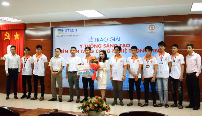 Đại diện đơn vị tài trợ và ban giám khảo chụp hình với các thí sinh tham dự cuộc thi ý tưởng sáng tạo nền tảng CNTT.