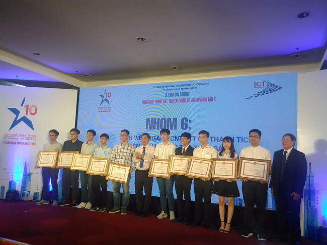 Đại diện Ban tổ chức trao giải thưởng cho các sinh viên ngành CNTT có thành tích nghiên cứu và học tập xuất sắc.