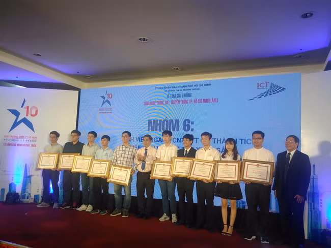 Đại diện Ban tổ chức trao giải thưởng cho các sinh viên ngành CNTT có thành tích nghiên cứu và học tập xuất sắc.