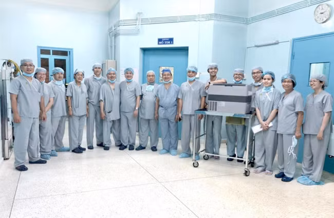 Ê-kíp ghép tạng của bệnh viện Nhi Đồng 2 và các chuyên gia của bệnh viện Chợ Rẫy. Ê-kíp ghép tạng của bệnh viện Nhi Đồng 2 và các chuyên gia của bệnh viện Chợ Rẫy.