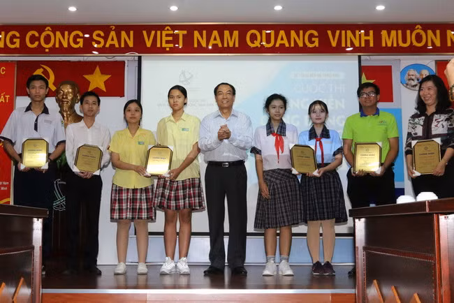 Ông Bùi Văn Quyền, Phó Chủ tịch thường trực kiêm Tổng Thư kí Hội Sáng chế Việt Nam, trao giải Nhì cho các tác giả.