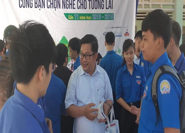 ThS Phùng Quán - Trưởng phòng Thông tin - Truyền thông, Trường ĐH KHTN TPHCM tư vấn cho các học sinh tại chương trình "Cùng bạn chọn nghề cho tương lai" năm 2018 -2019.