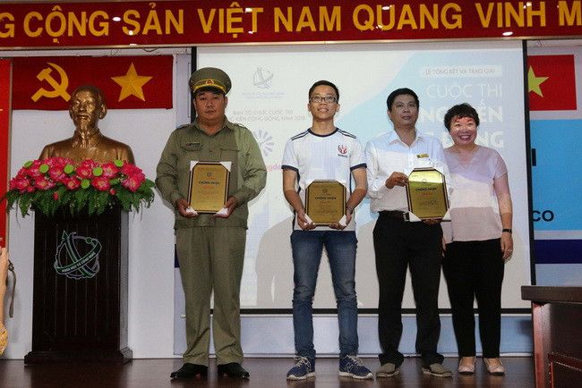 Đại diện Ban tổ chức trao giải Ba cho các tác giả. Đại diện Ban tổ chức trao giải Ba cho các tác giả.