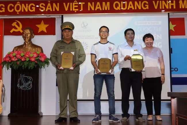 Đại diện Ban tổ chức trao giải Ba cho các tác giả. Đại diện Ban tổ chức trao giải Ba cho các tác giả.