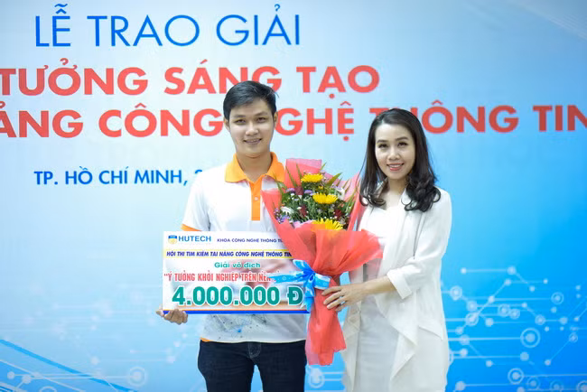  Bà Nguyễn Thu Sang – Giám đốc Truyền thông Mạng xã hội kinh doanh azibai trao giải thưởng ý tưởng cho em Võ Phạm Thành Luân với dự án “Smart Edu”, (giáo dục thông minh)