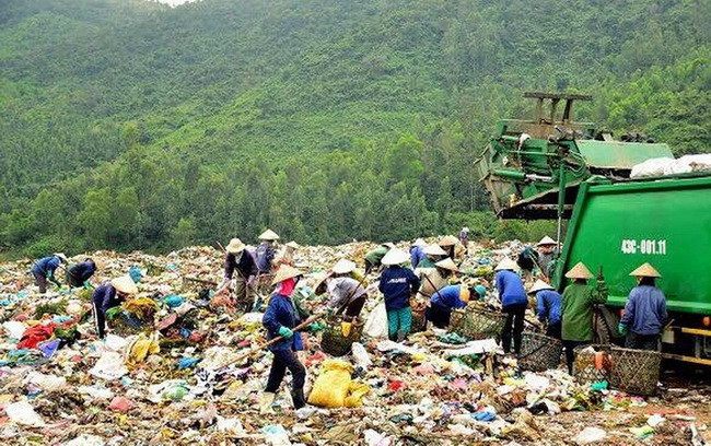 Công ty CP Môi trường đô thị TP bị phạt do hành vi xả nước thải vượt quy chuẩn kỹ thuật tại khu vực bãi rác Khánh Sơn (quận Liên Chiểu, Đà Nẵng). Ảnh: TL Công ty CP Môi trường đô thị TP bị phạt do hành vi xả nước thải vượt quy chuẩn kỹ thuật tại khu vực bãi rác Khánh Sơn (quận Liên Chiểu, Đà Nẵng). Ảnh: TL
