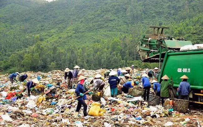 Công ty CP Môi trường đô thị TP bị phạt do hành vi xả nước thải vượt quy chuẩn kỹ thuật tại khu vực bãi rác Khánh Sơn (quận Liên Chiểu, Đà Nẵng). Ảnh: TL