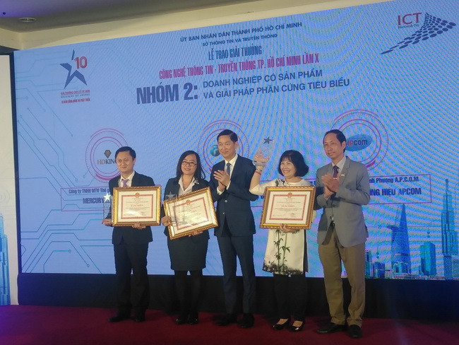 Phó Chủ tịch UBND TPHCM Trần Vĩnh Tuyến trao Giải thưởng CNTT - TT TPHCM lần thứ 10 cho các đơn vị doanh nghiệp đạt giải.