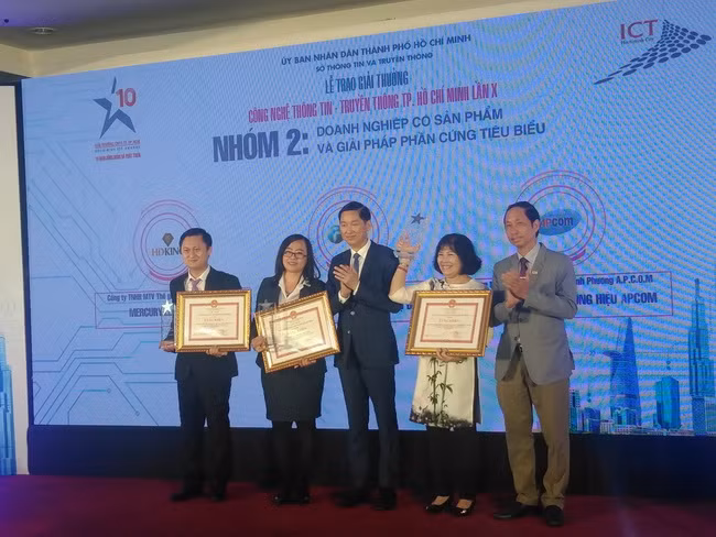 Phó Chủ tịch UBND TPHCM Trần Vĩnh Tuyến trao Giải thưởng CNTT - TT TPHCM lần thứ 10 cho các đơn vị doanh nghiệp đạt giải.