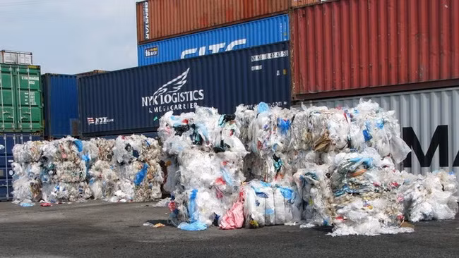 Phế liệu đổ tại cảng biển. Ảnh TL.