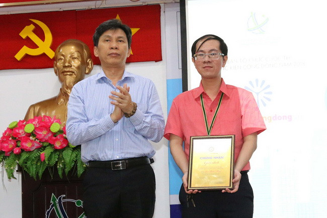 Ông Nguyễn Việt Dũng, Giám đốc Sở KH&CN TP.HCM, trao giải Nhất cho thầy Lê Thiên Phúc, trường THPT Phú Nhuận. Ông Nguyễn Việt Dũng, Giám đốc Sở KH&CN TP.HCM, trao giải Nhất cho thầy Lê Thiên Phúc, trường THPT Phú Nhuận.