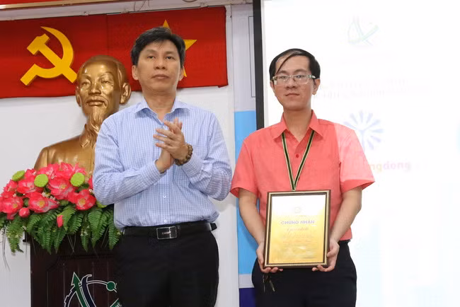 Ông Nguyễn Việt Dũng, Giám đốc Sở KH&CN TP.HCM, trao giải Nhất cho thầy Lê Thiên Phúc, trường THPT Phú Nhuận. Ông Nguyễn Việt Dũng, Giám đốc Sở KH&CN TP.HCM, trao giải Nhất cho thầy Lê Thiên Phúc, trường THPT Phú Nhuận.