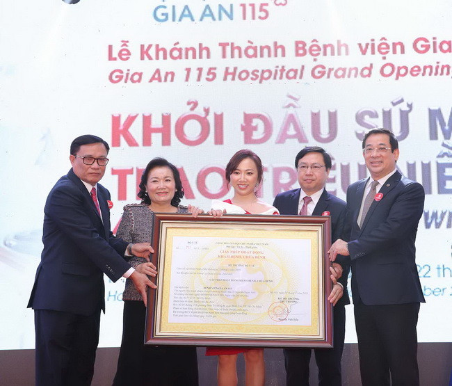 PGS.TS Lương Ngọc Khuê, Cục trưởng Cục quản lý khám chữa bệnh (người ngoài cùng bên phải) trao Giấy phép hoạt động khám chữa bệnh của Bộ Y tế cho BV Gia An 115.