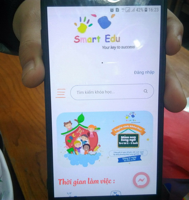 Giao diện website trên di động của Smart Edu. Người dùng sẽ được cấp một tài khoản qua tin nhắn SMS để đăng nhập và theo dõi hoạt động của con mình hiện trên website. Giao diện website trên di động của Smart Edu. Người dùng sẽ được cấp một tài khoản qua tin nhắn SMS để đăng nhập và theo dõi hoạt động của con mình hiện trên website.