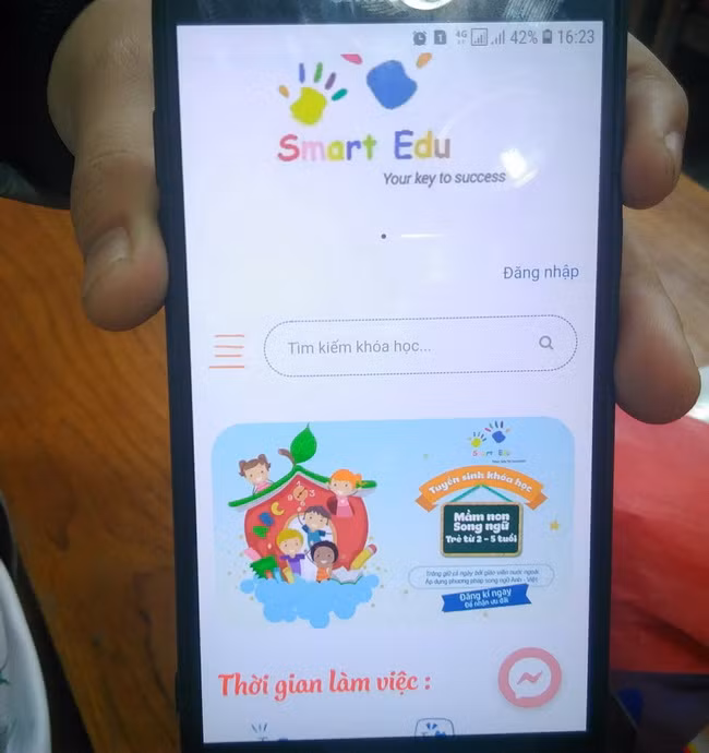 Giao diện website trên di động của Smart Edu. Người dùng sẽ được cấp một tài khoản qua tin nhắn SMS để đăng nhập và theo dõi hoạt động của con mình hiện trên website.