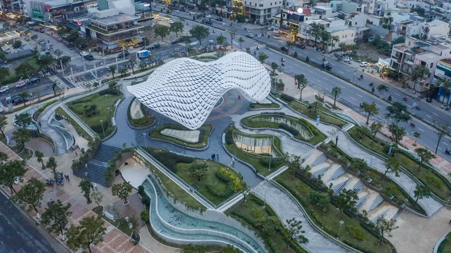 Chủ tịch UBND TP. Đà Nẵng nhấn mạnh, với việc hoàn thiện, đưa vào sử dụng công trình Vườn tượng APEC mở rộng, đây sẽ là một điểm nhấn kiến trúc bên dòng sông Hàn thơ mộng, kết nối với tuyến phố đi bộ Bạch Đằng, Nguyễn Văn Trỗi, Trần Hưng Đạo. “Tới đây, thành phố sẽ tiếp tục triển khai dự án chiếu sáng nghệ thuật, dòng sông ánh sáng hai bên sông Hàn, chúng tôi hi vọng đây sẽ là sản phẩm văn hóa hấp dẫn, nâng cao tinh thần của người dân thành phố, là sản phẩm du lịch hấp dẫn đối với du khách trong và ngoài nước”, ông Chinh thông tin.