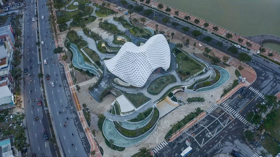 Công trình được xây dựng trên khu đất có diện tích 8.668 m2 thuộc phường Bình Hiên (quận Hải Châu). Phía Đông giáp đường Bạch Đằng nối dài, phía Tây giáp đường 2 tháng 9, phía Nam giáp đường Bình Minh 4 và phía Bắc giáp Vườn tượng hiện trạng.