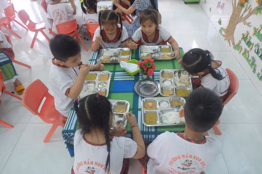 Bữa ăn trưa của trẻ ở Trường Mầm non Sơn Ca.