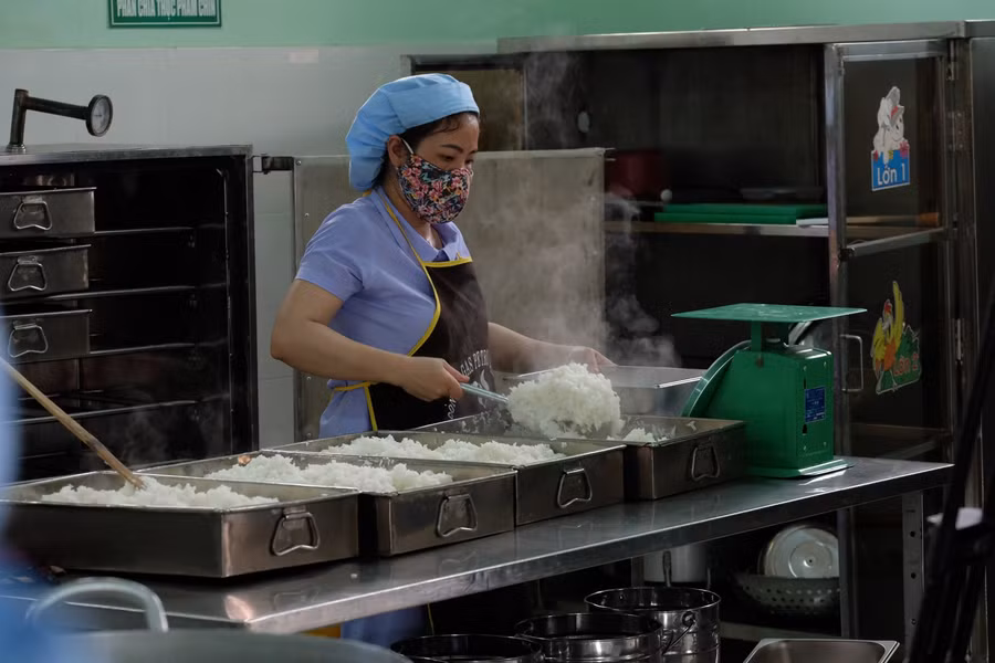 Thực đơn được xây dựng dựa trên thực phẩm sẵn có ở địa phương, phù hợp với vùng miền.