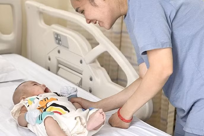 Sau 120 ngày chào đời bé tự đi vệ sinh, không còn khối u khổng lồ. (Ảnh: BVCC)