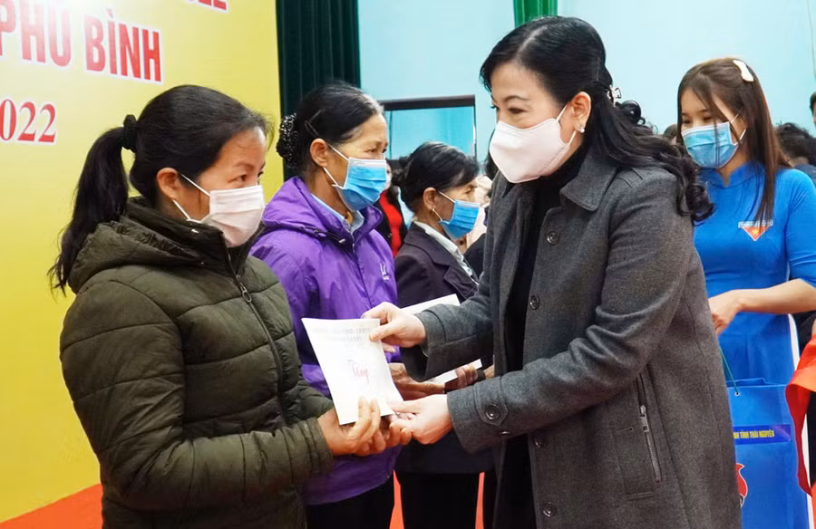 Đồng chí Bí thư Tỉnh ủy Thái Nguyên Nguyễn Thanh Hải tặng quà, chúc Tết các hộ nghèo ở xã Tân Khánh, huyện Phú Bình