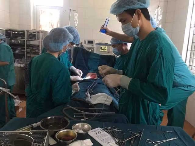 Cứu sống bệnh nhân bị sốc, nhiễm trùng nhiễm độc do thủng tạng rỗng.