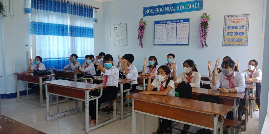 Học sinh đeo khẩu trang phòng dịch trong buổi học tại trường THCS 19.8 (huyện Bắc Trà My, tỉnh Quảng Nam). 