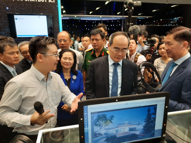 Các đại biểu tham quan trải nghiệm tại các gian hàng trưng bày công nghệ IoT tại sự kiện. Các đại biểu tham quan trải nghiệm tại các gian hàng trưng bày công nghệ IoT tại sự kiện.